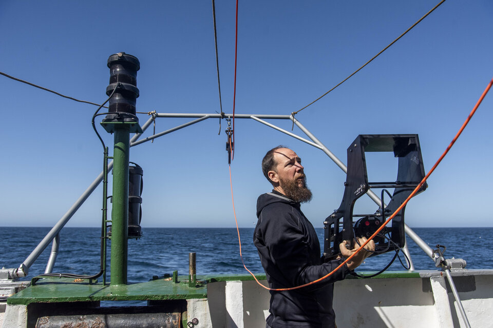 El biólogo Martín Brogger, con la cámara que documentó el estado del lecho marino. (Fuente: Greenpeace)