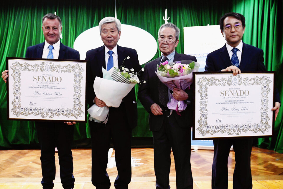 El senador Julio Catalán Magni, los maestros Han Chang Kim, Nam Sung Choi, y el embajador coreano Myung Soo Jang. (Fuente: Luciano Ingaramo)