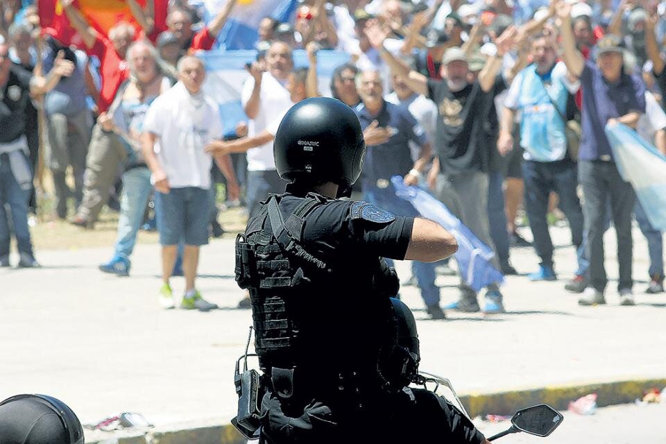 Frente al Congreso, mientras en el recinto el macrismo impulsaba la reforma jubilatoria, la Policía reprimía a los manifestantes. (Fuente: Bernardino Avila)