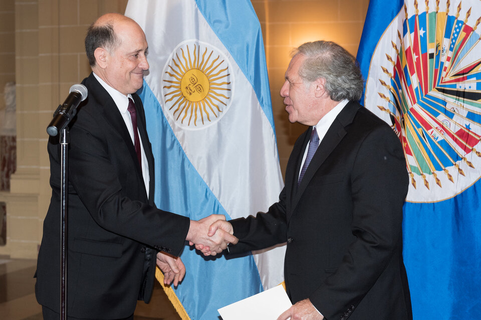 Daniel Raimondi saluda a Luis Almagro al presentarle sus cartas credenciales como representante en la OEA.