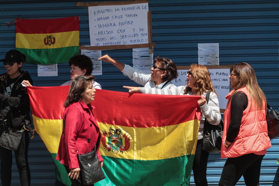 Plantón frente a la Defensoría del Pueblo de opositoras al MAS de Evo Morales.