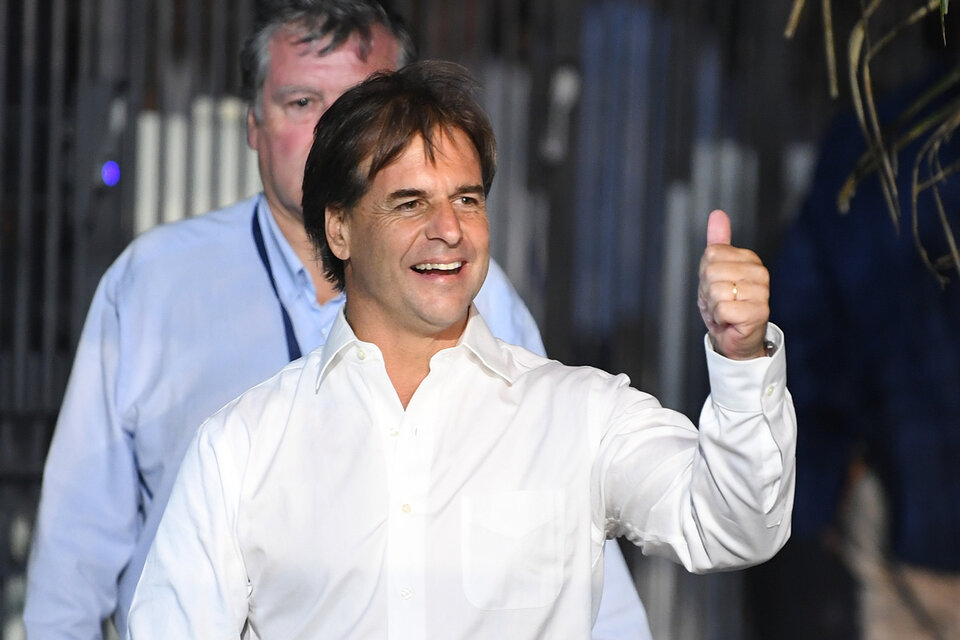 El candidato derecha se impuso por un mínimo margen sobre Daniel Martínez, el representante del Frente Amplio.