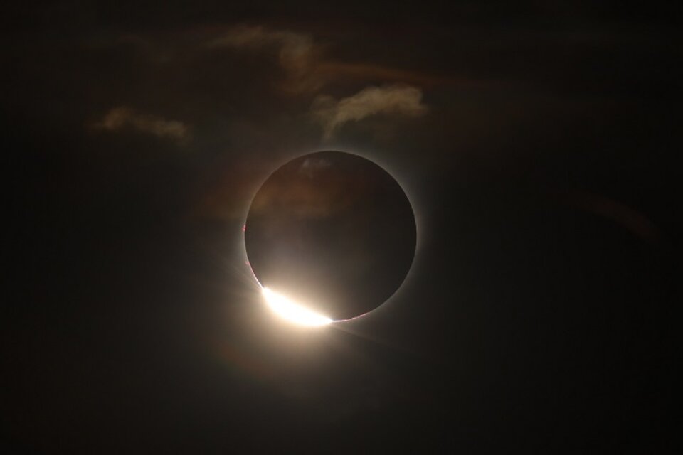 El Sol tapado por la Luna, en una imagen captada en la provincia de San Luis.  (Fuente: EFE)