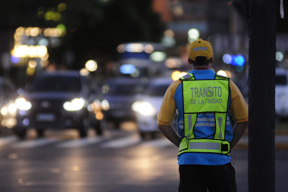 Los precarizados agentes de tránsito también deberán perseguir manteros. (Fuente: Alejandro Leiva)