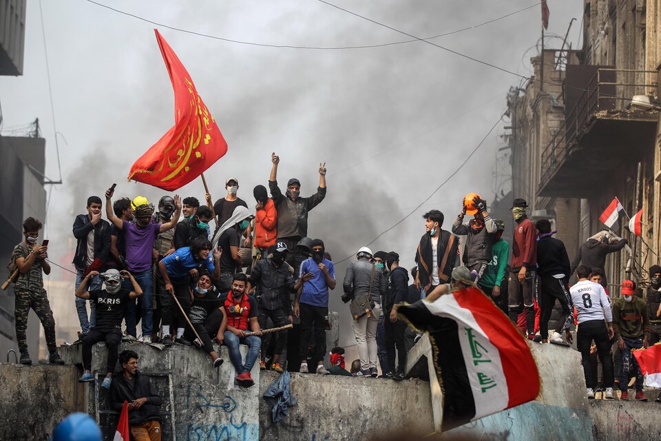 Manifestantes festejan la renuncia del presidente iraquí en el centro de Bagdad. (Fuente: AFP)