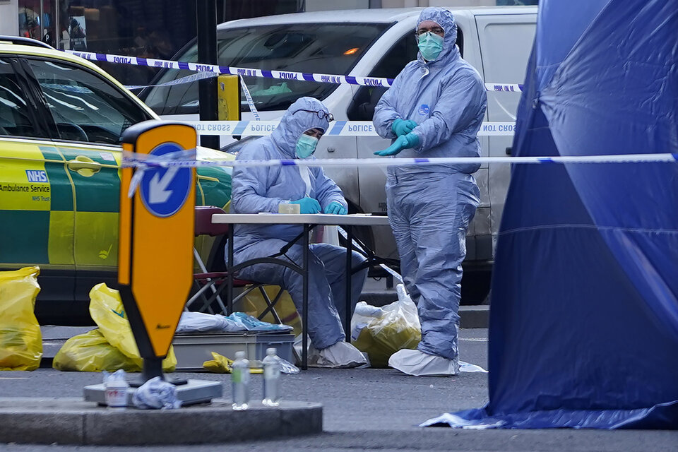 Expertosw forenses trabajan en la escenda del crimen después del atentado en el puente de Londres. (Fuente: AFP)
