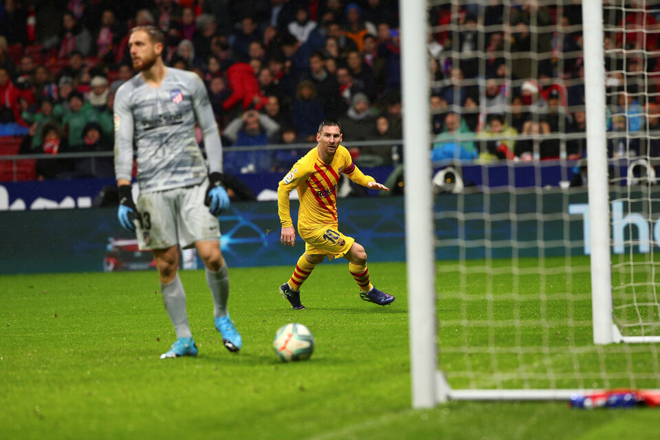 Messi festeja su gol ante la frustración del arquero Oblak. (Fuente: EFE)