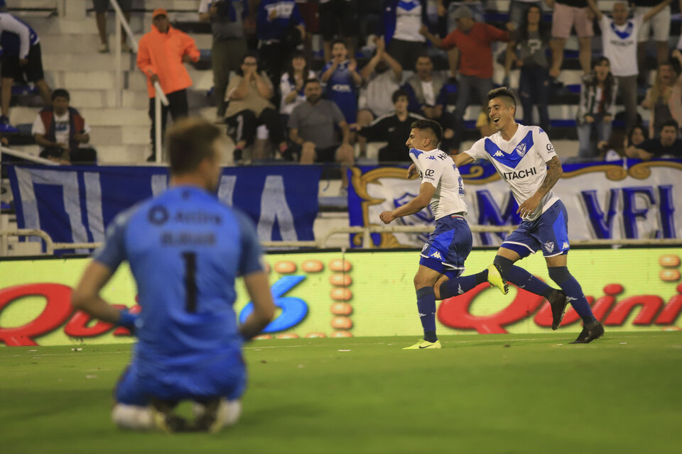Almada festeja el primer gol de Vélez Sarsfield. (Fuente: NA)