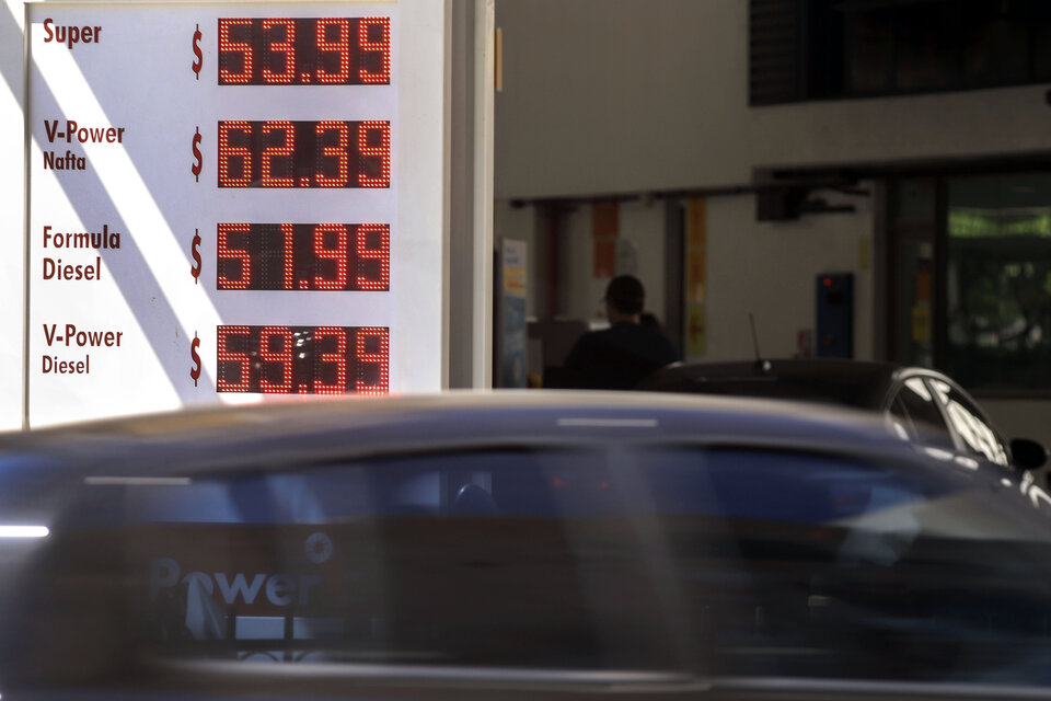 La nafta premium de Shell ya cuesta 62,39 pesos en Capital. (Fuente: NA)