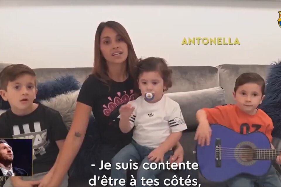 Messi se emocionó al ver el video que le regalaron su mujer y sus hijos.