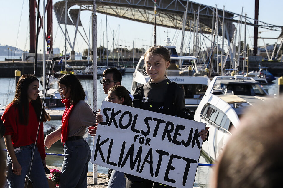 Ni bien Greta Thunberg tocó tierra en Portugal y empezó denunciar el cambio climático. (Fuente: EFE)