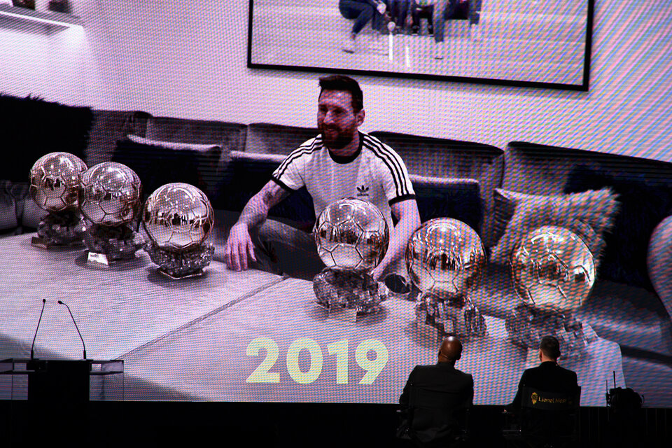 Messi, radiante junto a sus seis Balones de Oro. (Fuente: AFP)