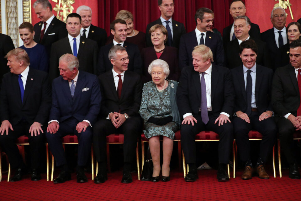 La reina de Inglaterra, en el cfentro de la foto de jefes de Estado de la OTAN. (Fuente: EFE)