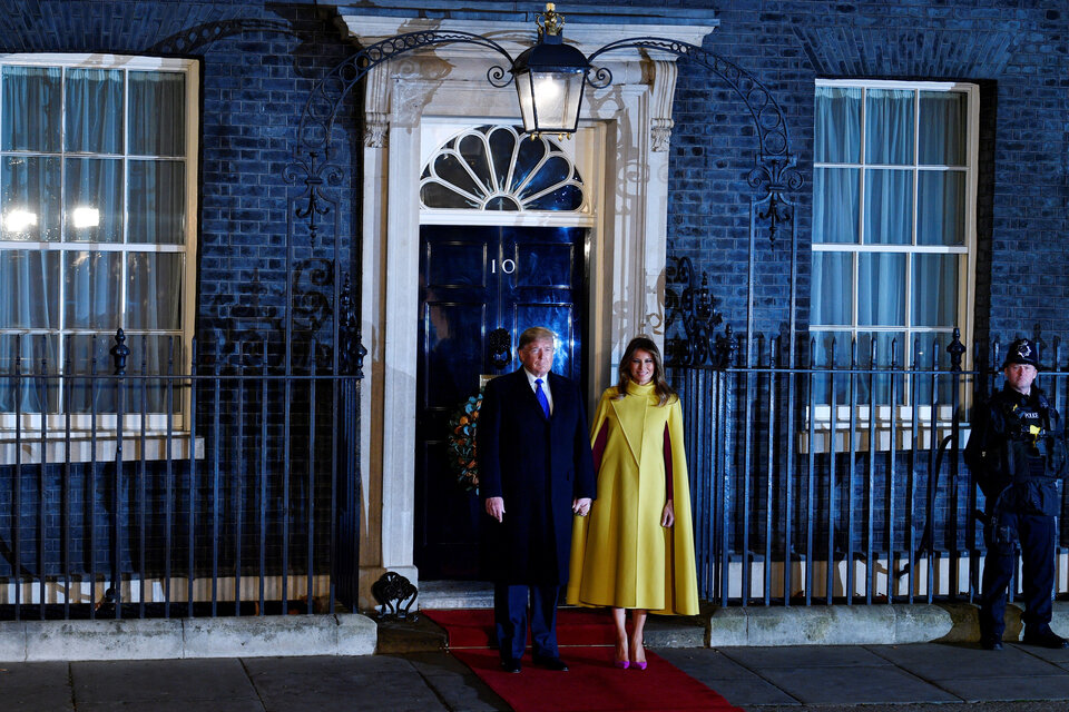 Trump y su esposa Melania en la entrada de la residencia del primer ministro británico en la calle Downing. (Fuente: EFE)