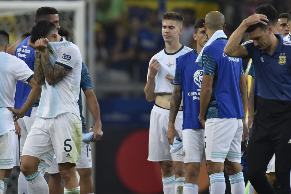 Scaloni y sus jugadores tras la derrota con Brasil. (Fuente: AFP)