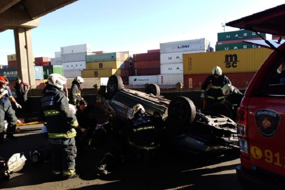 Un muerto y seis heridos por un choque y vuelco en el Puente Avellaneda (Fuente: Twitter @solotransito)
