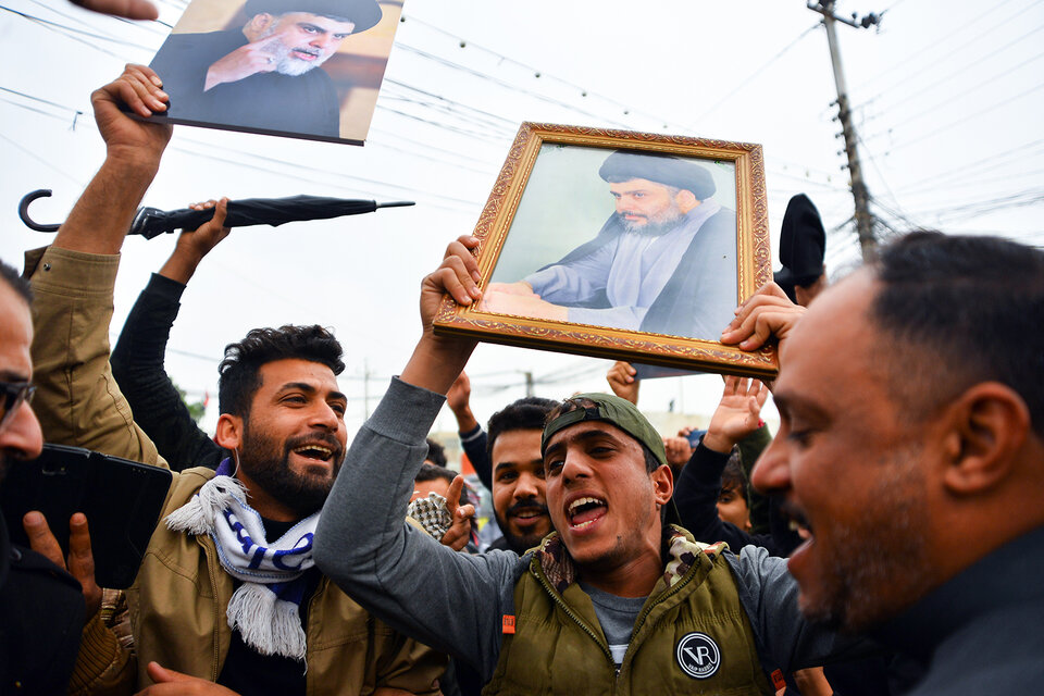 Manifestantes con fotos de Moqtada Sadr en Najaf, Irak. (Fuente: AFP)