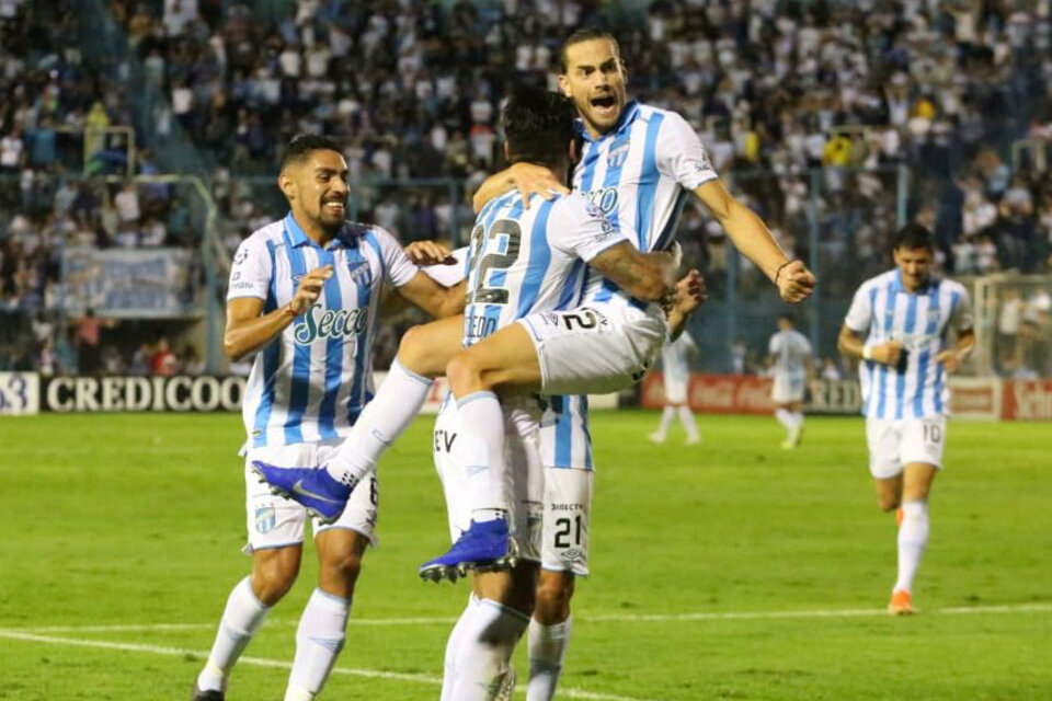 Todo Atlético Tucumán festeja el primer tanto del goleador Javier Toledo.