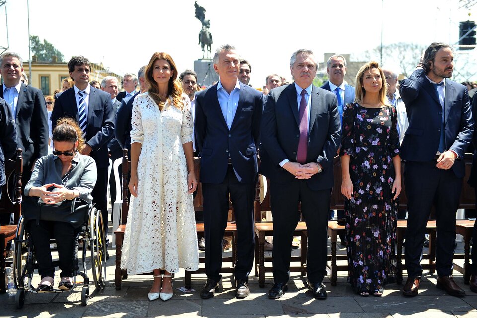 El presidente entrante junto a su pareja Fabiola Yañez y el presidente saliente junto a la primera dama Juliana Awada