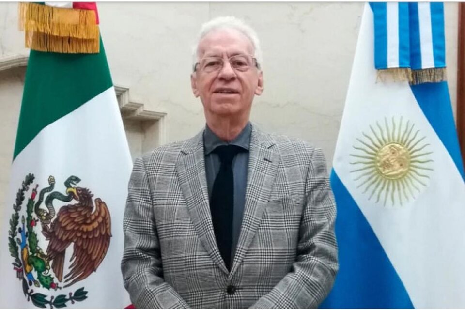México retira a su embajador acusado de robar un libro