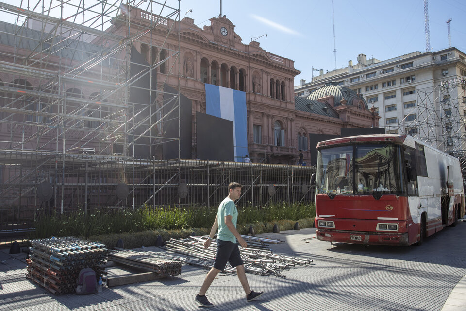 Después del retiro de las rejas de Plaza de Mayo, comenzaron los preparativos para el festival del martes. (Fuente: NA)