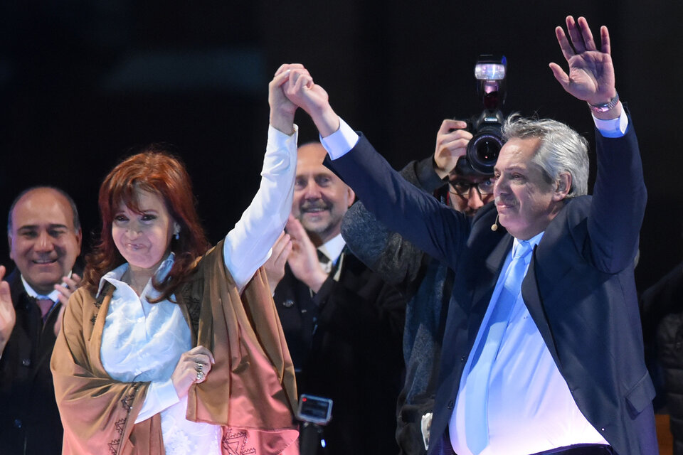 Cristina Kirchner y Alberto Fernández cerraán la jornada en la Plaza de Mayo.
