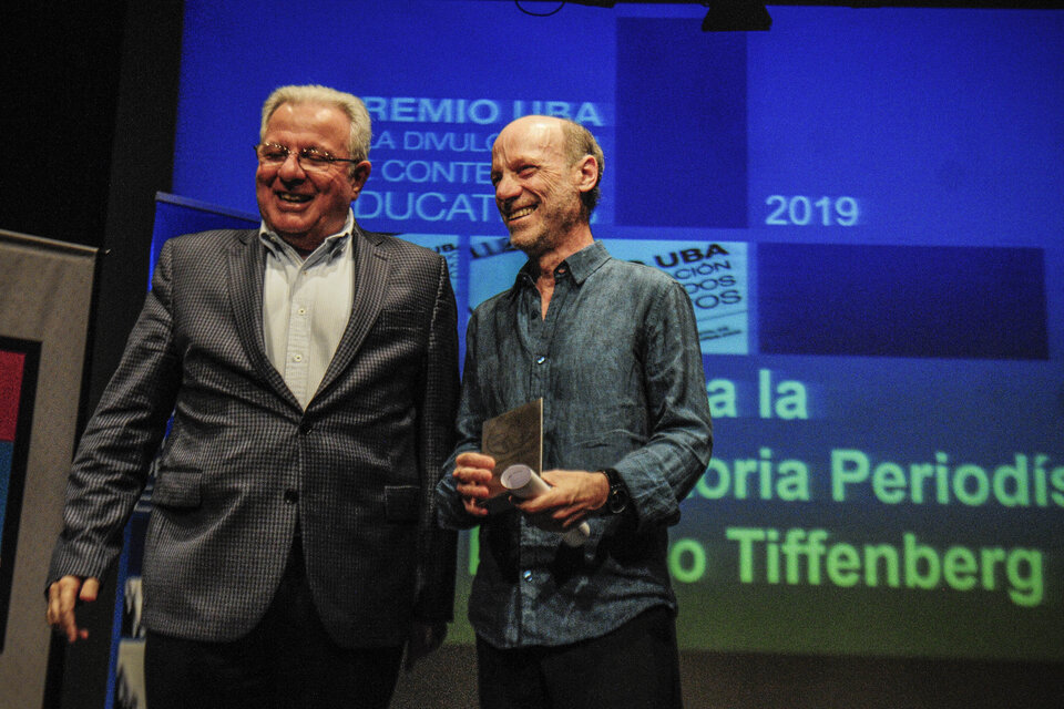 Ernesto Tiffenberg recibió el reconocimiento de las manos del rector de la UBA, Alberto Barbieri. (Fuente: Alejandro Leiva)