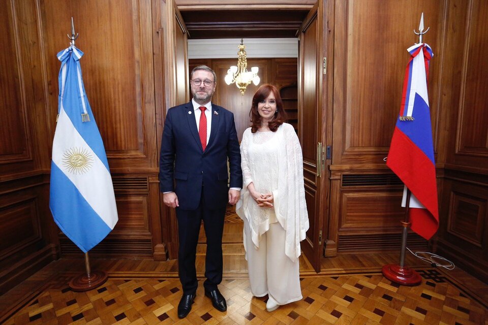 Cristina Kirchner en su despacho del Senado, con el enviado de Rusia,  Konstantin Kosachev.