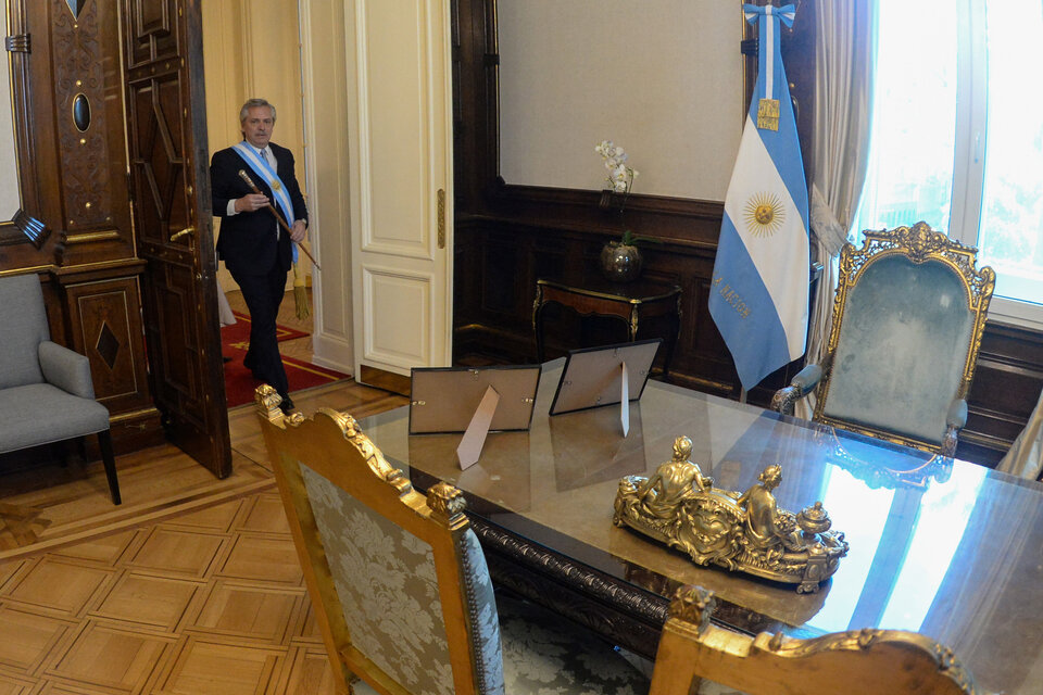 El Presidente, ingresando en su despacho en Casa Rosada. (Fuente: Télam)