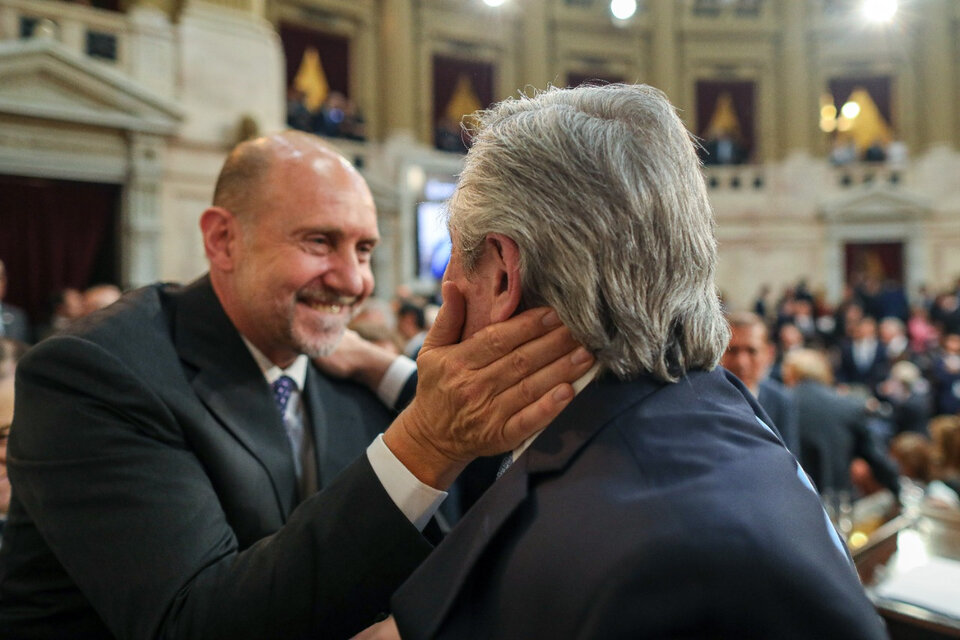 Fue a Perotti el primero que abrazó el Presidente.