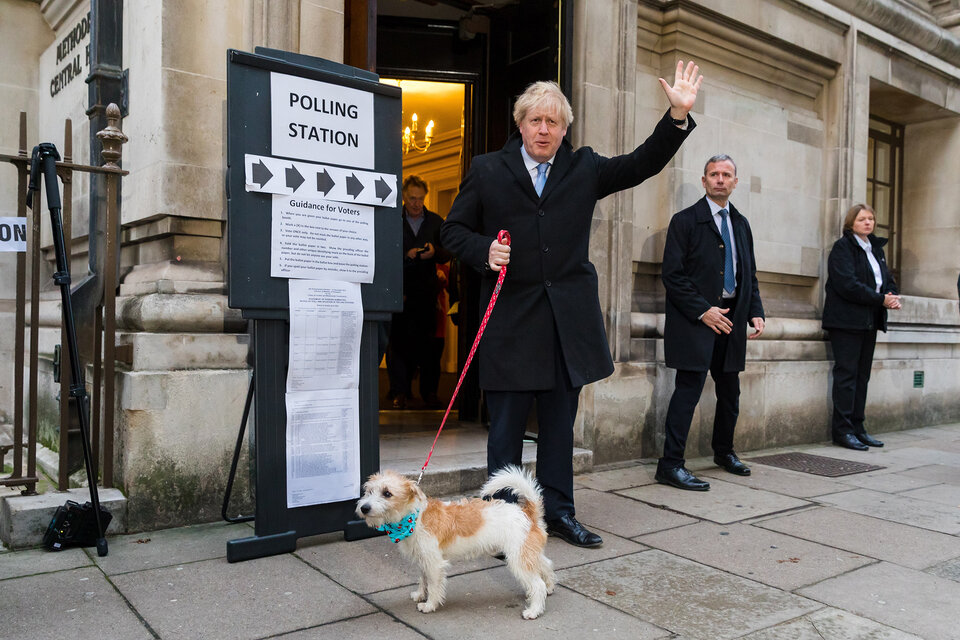 Un Johnson confiado saluda antes de votar en Londres. (Fuente: EFE)