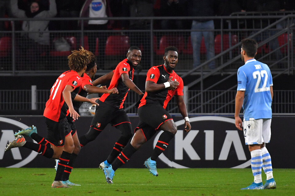 Todo Rennes festeja el triunfo ante Lazio, que quedó afuera la Europe League. (Fuente: AFP)