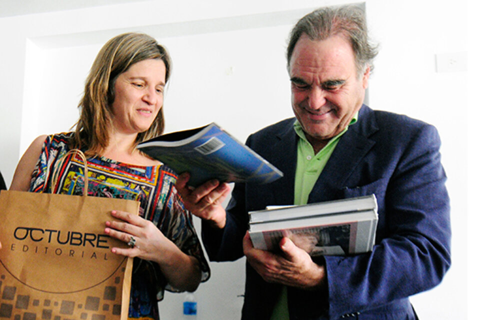 Oliver Stone junto a la rectora de la UMET, Cecilia Cross. (Fuente: Alejandro Leiva)