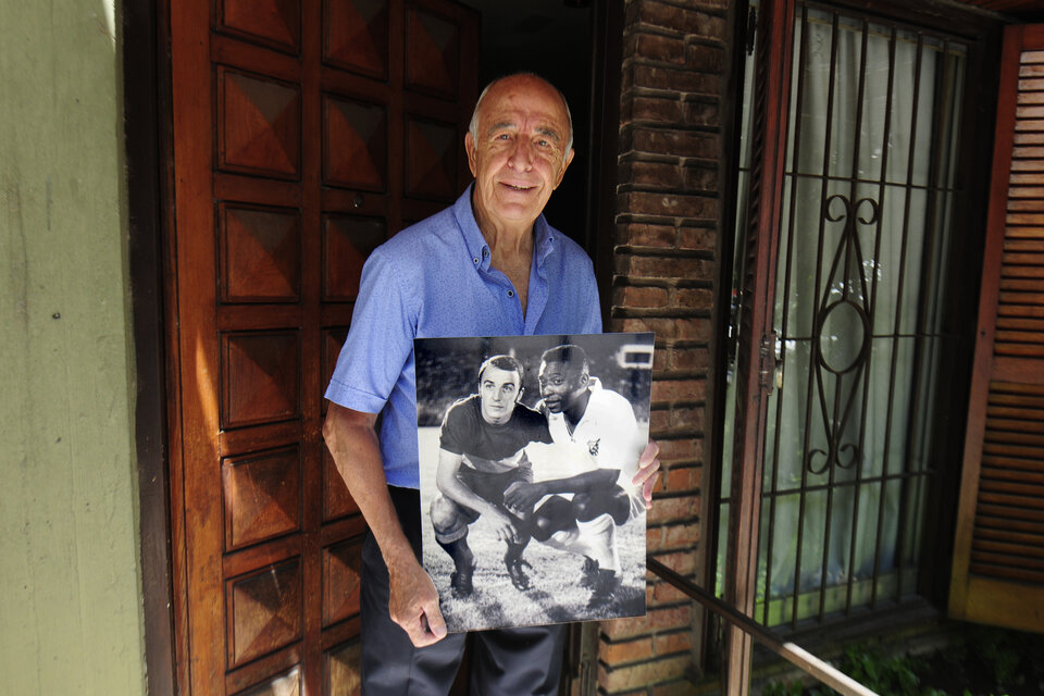 Madurga sostiene una foto junto a Pelé en la puerta de su casa. (Fuente: Alejandro Leiva)