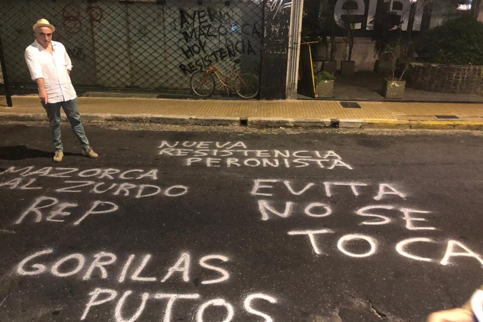Rep muestra las pintadas amenazantes de "Nueva Resistencia Peronista".