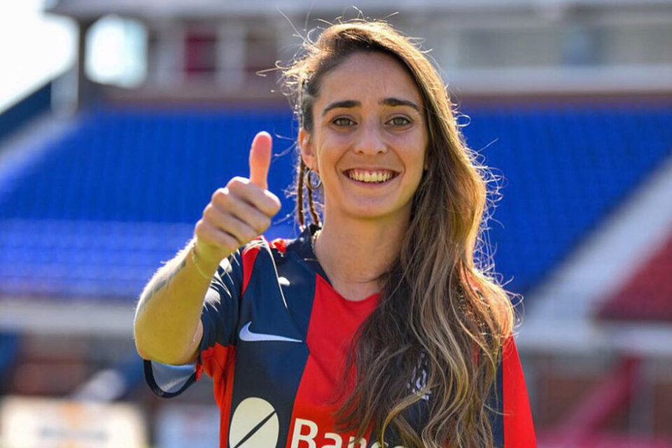 Macarena Sánchez con la camiseta de San Lorenzo.