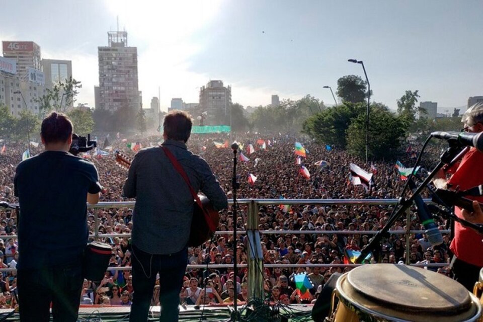 Una imagen del concierto multitudinario de ayer en Santiago.  (Fuente: Twitter: La Tercera)