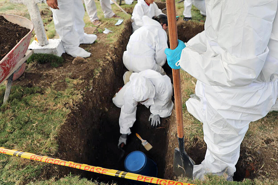 Hallaron 50 cuerpos en una fosa en Colombia