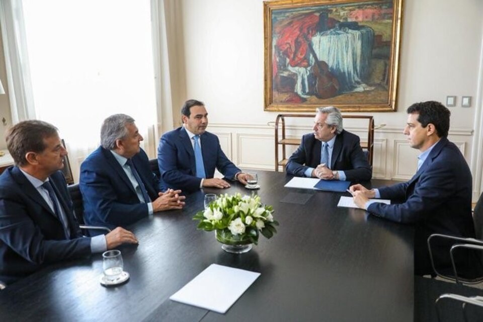 Los gobernadores Suárez, Morales y Valdés con Alberto Fernández y Eduardo de Pedro, durante la reunión en la Rosada.