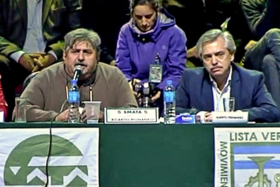Alberto Fernández junto al titular de SMATA, Ricardo Pignanelli.