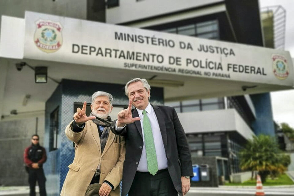 El ex ministro Celso Amorim y Alberto Fernández en la prisión de Lula.
