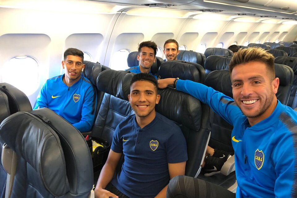 Los jugadores de Boca antes de partir anoche hacia Colombia.