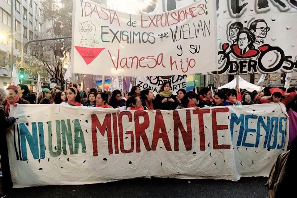 Mujeres migrantes en la marcha del 3J contra la expulsión arbitraria de Vanesa Gómez y su hijo en febrero de este año.