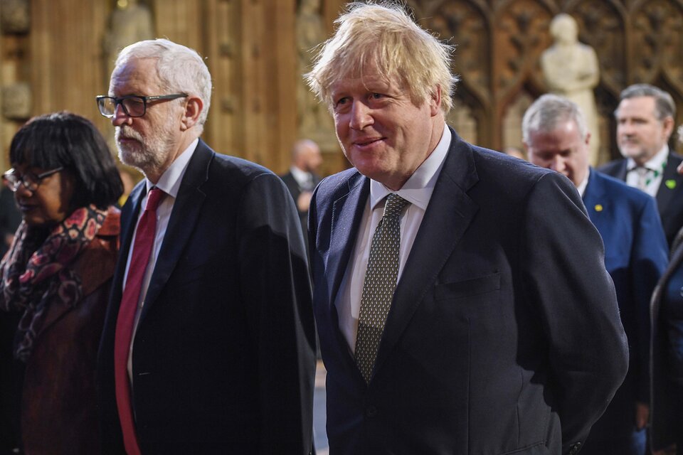 Boris Johnson junto a su rival político, el laborista Jeremy Corbyn. 