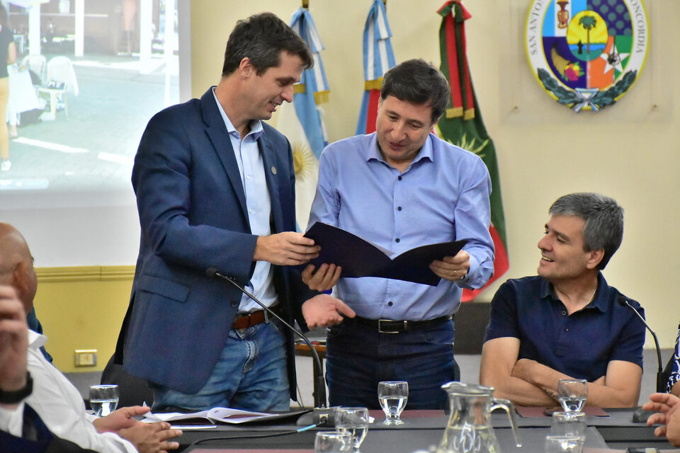 Enrique Cresto, intendente de Concordia, junto al ministro de Desarrollo Social, Daniel Arroyo, que fue declarado huésped de honor del municipio.