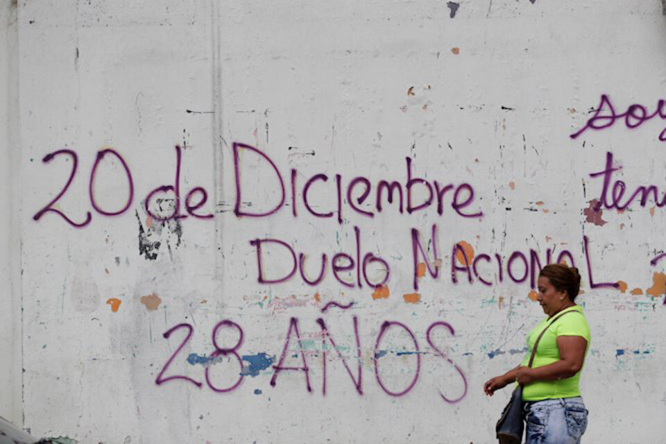 Una mujer camina esta semana frente a una pintada de 2017 que recuerda la invasión en Ciudad de Panamá. (Fuente: EFE)