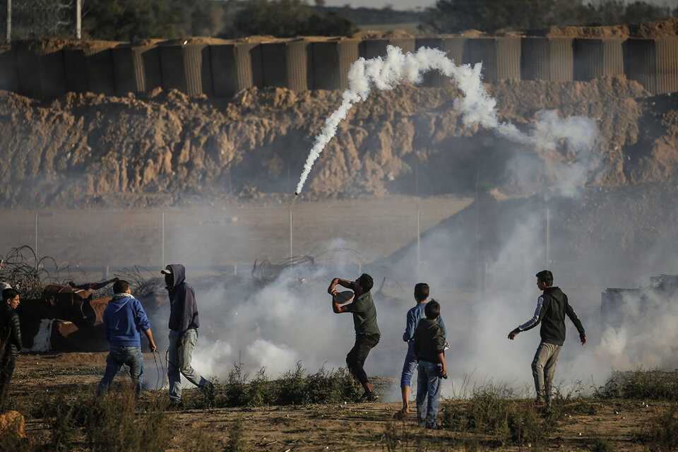 Un manifestante devuelve un cartucho de gas lacrimógeno a fuerzas irraelíes en Gaza esta semana.  (Fuente: AFP)