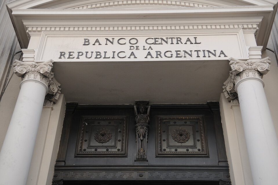 Los controles cambiarios permiten al Tesoro y al Banco Central comprar casi todo el superávit comercial.