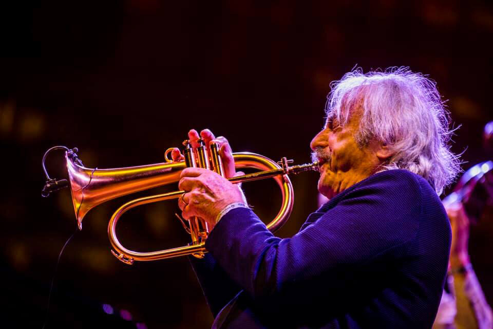 A los 80, el trompetista italiano Enrico Rava es un símbolo luminoso del jazz.