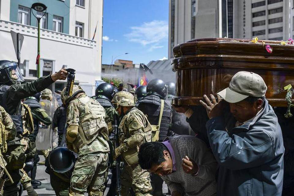 Represión en La Paz de la manifestación por las víctimas de la masacre de Senkata, el 20 de noviembre. (Fuente: AFP)
